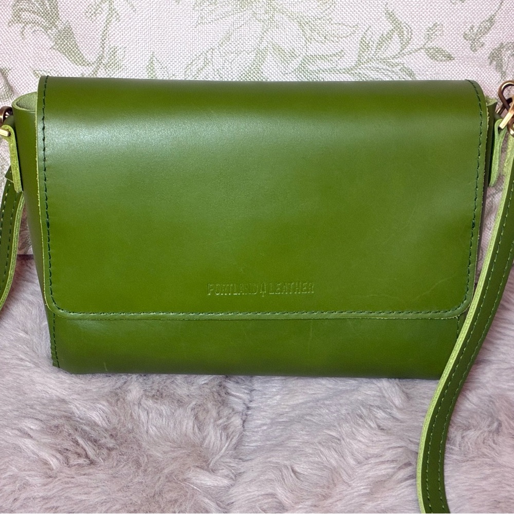 Portland Leather Medium Metro Crossbody Bag